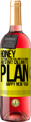 29,95 € Free Shipping | Rosé Wine ROSÉ Edition Honey, this year stop calling it a dream and start calling it a plan. Happy New Year! Yellow Label. Customizable label Young wine Harvest 2025 Tempranillo