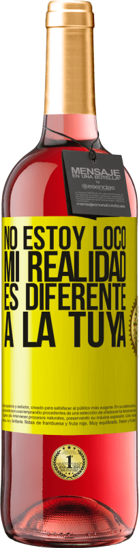 29,95 € Envío gratis | Vino Rosado Edición ROSÉ No estoy loco, mi realidad es diferente a la tuya Etiqueta Amarilla. Etiqueta personalizable Vino joven Cosecha 2025 Tempranillo