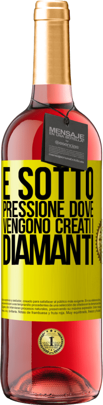 29,95 € Spedizione Gratuita | Vino rosato Edizione ROSÉ È sotto pressione dove vengono creati i diamanti Etichetta Gialla. Etichetta personalizzabile Vino giovane Raccogliere 2024 Tempranillo