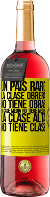 29,95 € Envío gratis | Vino Rosado Edición ROSÉ Un país raro: la clase obrera no tiene obras, la case media no tiene medios, la clase alta no tiene clase Etiqueta Amarilla. Etiqueta personalizable Vino joven Cosecha 2024 Tempranillo