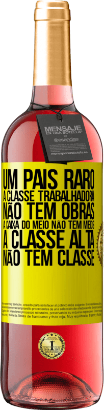 29,95 € Envio grátis | Vinho rosé Edição ROSÉ Um país raro: a classe trabalhadora não tem obras, a caixa do meio não tem meios, a classe alta não tem classe Etiqueta Amarela. Etiqueta personalizável Vinho jovem Colheita 2024 Tempranillo