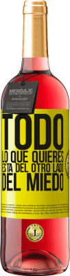 29,95 € Envío gratis | Vino Rosado Edición ROSÉ Todo lo que quieres está del otro lado del miedo Etiqueta Amarilla. Etiqueta personalizable Vino joven Cosecha 2025 Tempranillo