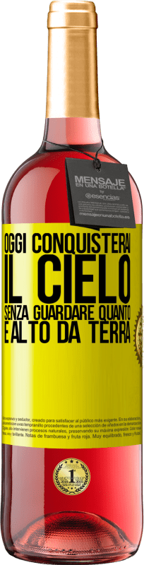 29,95 € Spedizione Gratuita | Vino rosato Edizione ROSÉ Oggi conquisterai il cielo, senza guardare quanto è alto da terra Etichetta Gialla. Etichetta personalizzabile Vino giovane Raccogliere 2024 Tempranillo