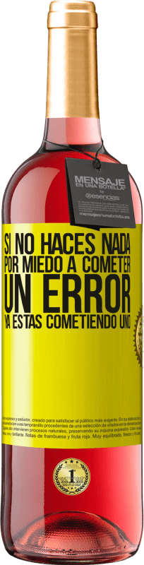 29,95 € Envío gratis | Vino Rosado Edición ROSÉ Si no haces nada por miedo a cometer un error, ya estás cometiendo uno Etiqueta Amarilla. Etiqueta personalizable Vino joven Cosecha 2025 Tempranillo