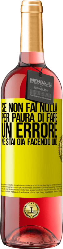 29,95 € Spedizione Gratuita | Vino rosato Edizione ROSÉ Se non fai nulla per paura di fare un errore, ne stai già facendo uno Etichetta Gialla. Etichetta personalizzabile Vino giovane Raccogliere 2024 Tempranillo