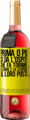 29,95 € Spedizione Gratuita | Vino rosato Edizione ROSÉ Prima o poi ci dà l'ospite che fa tornare il cuore e la stupidità al loro posto Etichetta Gialla. Etichetta personalizzabile Vino giovane Raccogliere 2024 Tempranillo