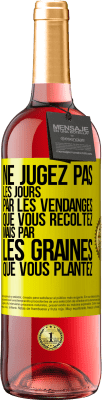 29,95 € Envoi gratuit | Vin rosé Édition ROSÉ Ne jugez pas les jours par les vendanges que vous récoltez mais par les graines que vous plantez Étiquette Jaune. Étiquette personnalisable Vin jeune Récolte 2024 Tempranillo