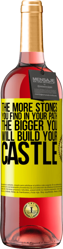 29,95 € 免费送货 | 桃红葡萄酒 ROSÉ版 您在路径中找到的石头越多，建造城堡的规模就越大 黄色标签. 可自定义的标签 青年酒 收成 2023 Tempranillo