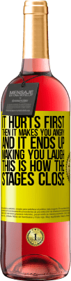 29,95 € 送料無料 | ロゼワイン ROSÉエディション それが最初に痛み、それからあなたを怒らせ、そしてあなたを笑わせることになります。これがステージの閉じ方です 黄色のラベル. カスタマイズ可能なラベル 若いワイン 収穫 2025 Tempranillo