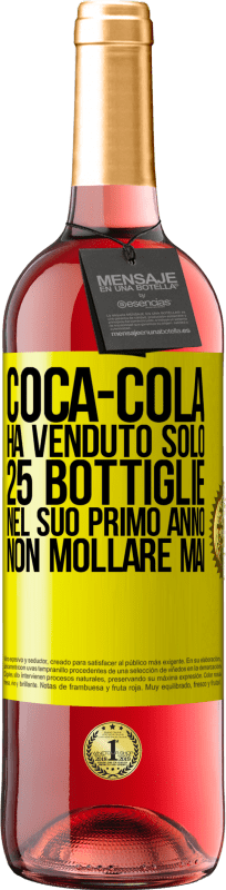 29,95 € Spedizione Gratuita | Vino rosato Edizione ROSÉ Coca-Cola ha venduto solo 25 bottiglie nel suo primo anno. Non mollare mai Etichetta Gialla. Etichetta personalizzabile Vino giovane Raccogliere 2024 Tempranillo