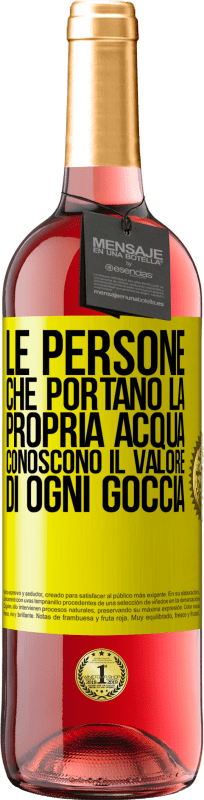 29,95 € Spedizione Gratuita | Vino rosato Edizione ROSÉ Le persone che portano la propria acqua, conoscono il valore di ogni goccia Etichetta Gialla. Etichetta personalizzabile Vino giovane Raccogliere 2024 Tempranillo