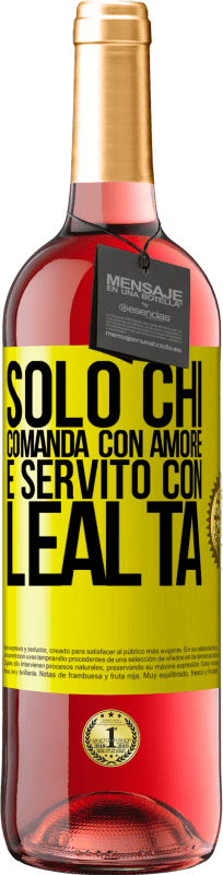 29,95 € Spedizione Gratuita | Vino rosato Edizione ROSÉ Solo chi comanda con amore è servito con lealtà Etichetta Gialla. Etichetta personalizzabile Vino giovane Raccogliere 2024 Tempranillo