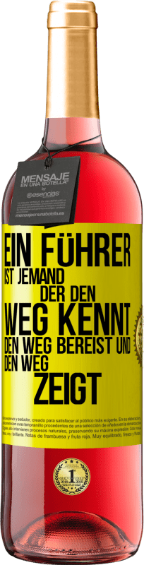 29,95 € Kostenloser Versand | Roséwein ROSÉ Ausgabe Ein Führer ist jemand, der den Weg kennt, den Weg bereist und den Weg zeigt Gelbes Etikett. Anpassbares Etikett Junger Wein Ernte 2024 Tempranillo