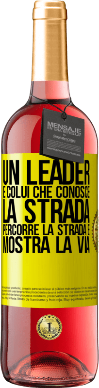 29,95 € Spedizione Gratuita | Vino rosato Edizione ROSÉ Un leader è colui che conosce la strada, percorre la strada e mostra la via Etichetta Gialla. Etichetta personalizzabile Vino giovane Raccogliere 2024 Tempranillo