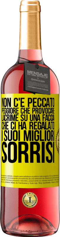 29,95 € Spedizione Gratuita | Vino rosato Edizione ROSÉ Non c'è peccato peggiore che provocare lacrime su una faccia che ci ha regalato i suoi migliori sorrisi Etichetta Gialla. Etichetta personalizzabile Vino giovane Raccogliere 2024 Tempranillo