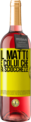 29,95 € Spedizione Gratuita | Vino rosato Edizione ROSÉ Il matto è colui che fa sciocchezze Etichetta Gialla. Etichetta personalizzabile Vino giovane Raccogliere 2024 Tempranillo