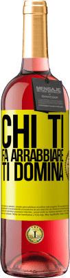 29,95 € Spedizione Gratuita | Vino rosato Edizione ROSÉ Chi ti fa arrabbiare ti domina Etichetta Gialla. Etichetta personalizzabile Vino giovane Raccogliere 2023 Tempranillo