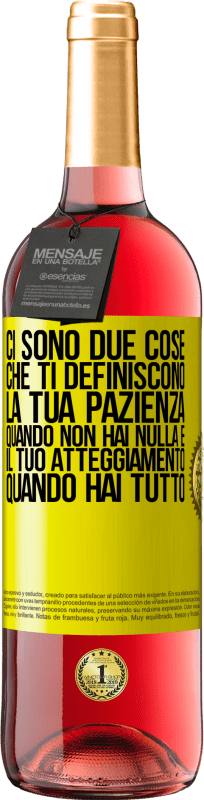 29,95 € Spedizione Gratuita | Vino rosato Edizione ROSÉ Ci sono due cose che ti definiscono. La tua pazienza quando non hai nulla e il tuo atteggiamento quando hai tutto Etichetta Gialla. Etichetta personalizzabile Vino giovane Raccogliere 2024 Tempranillo