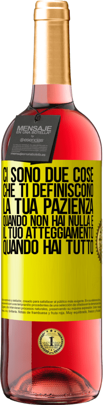 29,95 € Spedizione Gratuita | Vino rosato Edizione ROSÉ Ci sono due cose che ti definiscono. La tua pazienza quando non hai nulla e il tuo atteggiamento quando hai tutto Etichetta Gialla. Etichetta personalizzabile Vino giovane Raccogliere 2025 Tempranillo