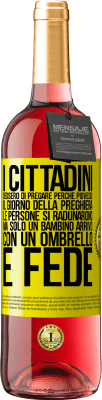 29,95 € Spedizione Gratuita | Vino rosato Edizione ROSÉ I cittadini decisero di pregare perché piovesse. Il giorno della preghiera, le persone si radunarono, ma solo un bambino Etichetta Gialla. Etichetta personalizzabile Vino giovane Raccogliere 2023 Tempranillo