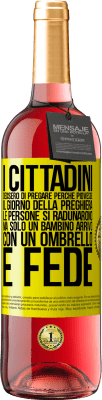 29,95 € Spedizione Gratuita | Vino rosato Edizione ROSÉ I cittadini decisero di pregare perché piovesse. Il giorno della preghiera, le persone si radunarono, ma solo un bambino Etichetta Gialla. Etichetta personalizzabile Vino giovane Raccogliere 2025 Tempranillo