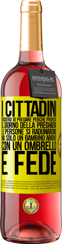 29,95 € Spedizione Gratuita | Vino rosato Edizione ROSÉ I cittadini decisero di pregare perché piovesse. Il giorno della preghiera, le persone si radunarono, ma solo un bambino Etichetta Gialla. Etichetta personalizzabile Vino giovane Raccogliere 2024 Tempranillo