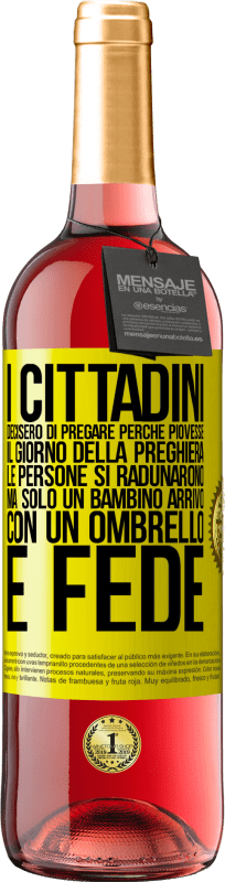 29,95 € Spedizione Gratuita | Vino rosato Edizione ROSÉ I cittadini decisero di pregare perché piovesse. Il giorno della preghiera, le persone si radunarono, ma solo un bambino Etichetta Gialla. Etichetta personalizzabile Vino giovane Raccogliere 2025 Tempranillo