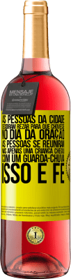 29,95 € Envio grátis | Vinho rosé Edição ROSÉ As pessoas da cidade decidiram rezar para que chovesse. No dia da oração, as pessoas se reuniram, mas apenas uma criança Etiqueta Amarela. Etiqueta personalizável Vinho jovem Colheita 2025 Tempranillo