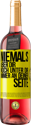 29,95 € Kostenloser Versand | Roséwein ROSÉ Ausgabe Niemals über dir, noch unter dir. Immer an deiner Seite Gelbes Etikett. Anpassbares Etikett Junger Wein Ernte 2025 Tempranillo
