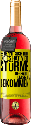 29,95 € Kostenloser Versand | Roséwein ROSÉ Ausgabe Sie nennt sich Ruhe, und es hat viele Stürme gebraucht, um sie zu bekommen Gelbes Etikett. Anpassbares Etikett Junger Wein Ernte 2023 Tempranillo