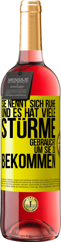 29,95 € Kostenloser Versand | Roséwein ROSÉ Ausgabe Sie nennt sich Ruhe, und es hat viele Stürme gebraucht, um sie zu bekommen Gelbes Etikett. Anpassbares Etikett Junger Wein Ernte 2024 Tempranillo