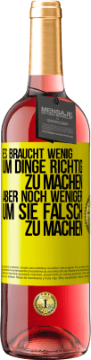 29,95 € Kostenloser Versand | Roséwein ROSÉ Ausgabe Es braucht wenig, um Dinge richtig zu machen, aber noch weniger, um sie falsch zu machen Gelbes Etikett. Anpassbares Etikett Junger Wein Ernte 2023 Tempranillo