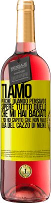 29,95 € Spedizione Gratuita | Vino rosato Edizione ROSÉ TI AMO Perché quando pensavo di sapere tutto quello che mi hai baciato. E poi ho capito che non avevo idea del cazzo di Etichetta Gialla. Etichetta personalizzabile Vino giovane Raccogliere 2023 Tempranillo