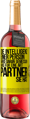 29,95 € Kostenloser Versand | Roséwein ROSÉ Ausgabe Die Intelligenz einer Person wird daran gemessen, was für eine Art Partner sie hat Gelbes Etikett. Anpassbares Etikett Junger Wein Ernte 2025 Tempranillo