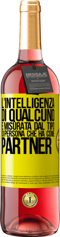 29,95 € Spedizione Gratuita | Vino rosato Edizione ROSÉ L'intelligenza di qualcuno è misurata dal tipo di persona che ha come partner Etichetta Gialla. Etichetta personalizzabile Vino giovane Raccogliere 2025 Tempranillo