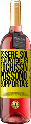 29,95 € Spedizione Gratuita | Vino rosato Edizione ROSÉ Essere soli è un potere che pochissimi possono sopportare Etichetta Gialla. Etichetta personalizzabile Vino giovane Raccogliere 2024 Tempranillo