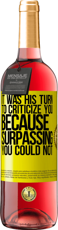 29,95 € 免费送货 | 桃红葡萄酒 ROSÉ版 轮到他批评你了，因为超越你不能 黄色标签. 可自定义的标签 青年酒 收成 2025 Tempranillo