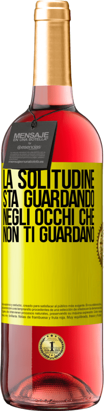 29,95 € Spedizione Gratuita | Vino rosato Edizione ROSÉ La solitudine sta guardando negli occhi che non ti guardano Etichetta Gialla. Etichetta personalizzabile Vino giovane Raccogliere 2024 Tempranillo