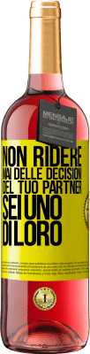 29,95 € Spedizione Gratuita | Vino rosato Edizione ROSÉ Non ridere mai delle decisioni del tuo partner. Sei uno di loro Etichetta Gialla. Etichetta personalizzabile Vino giovane Raccogliere 2023 Tempranillo