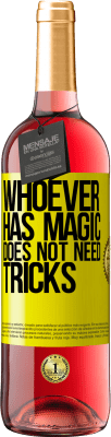 29,95 € 送料無料 | ロゼワイン ROSÉエディション 魔法を持っている人はだれでもトリックを必要としません 黄色のラベル. カスタマイズ可能なラベル 若いワイン 収穫 2025 Tempranillo