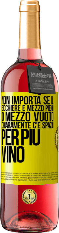 29,95 € Spedizione Gratuita | Vino rosato Edizione ROSÉ Non importa se il bicchiere è mezzo pieno o mezzo vuoto. Chiaramente c'è spazio per più vino Etichetta Gialla. Etichetta personalizzabile Vino giovane Raccogliere 2024 Tempranillo