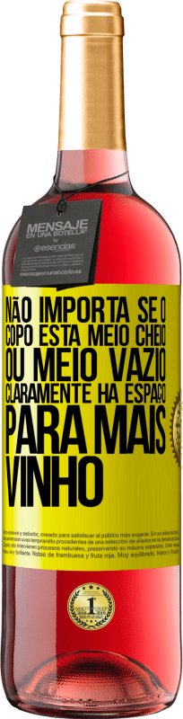 29,95 € Envio grátis | Vinho rosé Edição ROSÉ Não importa se o copo está meio cheio ou meio vazio. Claramente, há espaço para mais vinho Etiqueta Amarela. Etiqueta personalizável Vinho jovem Colheita 2025 Tempranillo