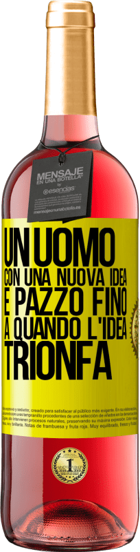 29,95 € Spedizione Gratuita | Vino rosato Edizione ROSÉ Un uomo con una nuova idea è pazzo fino a quando l'idea trionfa Etichetta Gialla. Etichetta personalizzabile Vino giovane Raccogliere 2024 Tempranillo