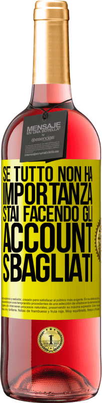 29,95 € Spedizione Gratuita | Vino rosato Edizione ROSÉ Se tutto non ha importanza, stai facendo gli account sbagliati Etichetta Gialla. Etichetta personalizzabile Vino giovane Raccogliere 2025 Tempranillo
