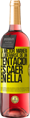 29,95 € Envío gratis | Vino Rosado Edición ROSÉ La mejor manera de liberarse de una tentación es caer en ella Etiqueta Amarilla. Etiqueta personalizable Vino joven Cosecha 2025 Tempranillo