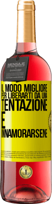 29,95 € Spedizione Gratuita | Vino rosato Edizione ROSÉ Il modo migliore per liberarti da una tentazione è innamorarsene Etichetta Gialla. Etichetta personalizzabile Vino giovane Raccogliere 2024 Tempranillo