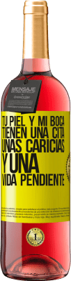 29,95 € Envío gratis | Vino Rosado Edición ROSÉ Tu piel y mi boca tienen una cita, unas caricias, y una vida pendiente Etiqueta Amarilla. Etiqueta personalizable Vino joven Cosecha 2025 Tempranillo