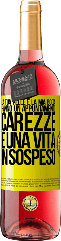 29,95 € Spedizione Gratuita | Vino rosato Edizione ROSÉ La tua pelle e la mia bocca hanno un appuntamento, carezze e una vita in sospeso Etichetta Gialla. Etichetta personalizzabile Vino giovane Raccogliere 2024 Tempranillo