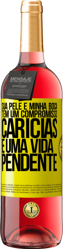 29,95 € Envio grátis | Vinho rosé Edição ROSÉ Sua pele e minha boca têm um compromisso, carícias e uma vida pendente Etiqueta Amarela. Etiqueta personalizável Vinho jovem Colheita 2024 Tempranillo