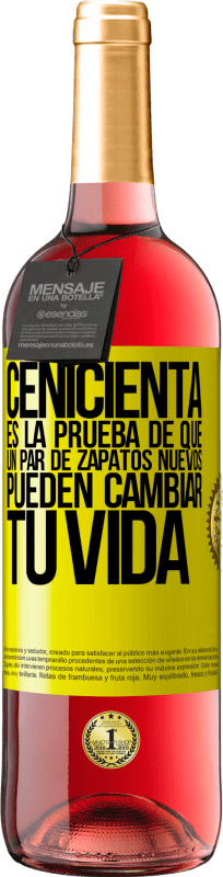 29,95 € Envío gratis | Vino Rosado Edición ROSÉ Cenicienta es la prueba de que un par de zapatos nuevos pueden cambiar tu vida Etiqueta Amarilla. Etiqueta personalizable Vino joven Cosecha 2025 Tempranillo